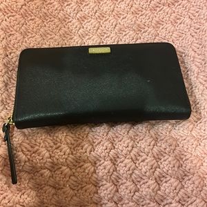 Kate Spade wallet with inner pocket for credit cards and a zipper center
